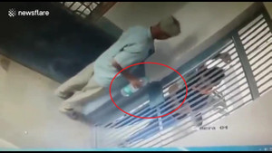 Clip: 2 tù nhân giả vờ xin nước, hạ gục bảo vệ, vượt ngục như phim