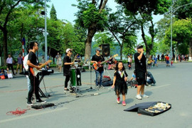 Dân Thủ đô vui chơi trên phố đi bộ dịp nghỉ lễ 30/4-1/5 cần biết thông tin này