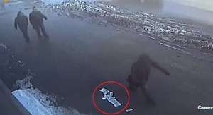 Clip: 10,8 tỷ đồng rơi thành đống trên phố và phản ứng khó tin của người đi đường