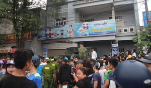 Dân vây kín ngôi nhà nghi của 'Hội Thánh Đức Chúa Trời Mẹ' tại Thanh Hóa