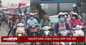 Video: Cửa ngõ ùn tắc, người dân vật vã rời thủ đô