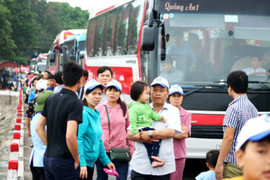 Phà Gót ra Cát Bà quá tải, khách du lịch xuống xe đi bộ gần 2km