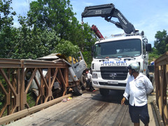 Xe tải lao vào thành cầu, tài xế ở Phú Quốc chết kẹt trong cabin bẹp dúm