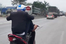 Nam thanh niên dùng chân lái xe, đánh võng trên quốc lộ