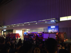 Chuông báo cháy bỗng nhiên reo, hàng ngàn người hoảng loạn bỏ chạy khỏi Crescent Mall trong đêm