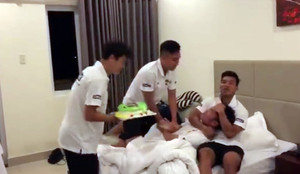 Video: Lương Xuân Trường bị đồng đội 'úp sọt' trong ngày sinh nhật