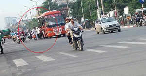 Video: Bất chấp biển báo, xe khách đi kiểu 'rùa bò' ngang nhiên bắt khách giữa đường như chốn vô pháp luật