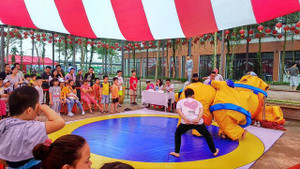 Video: Xem các em nhỏ Hà Nội hóa thân thành võ sĩ Sumo, đấu vật ở công viên