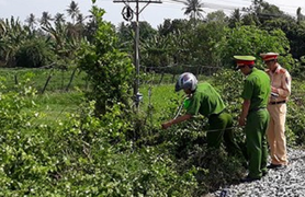 Cụ ông đi đưa đám tang bị tàu hỏa tông chết