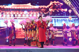 Khán giả thán phục độ ấn tượng của sân khấu đêm Carnaval Hạ Long 2018