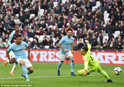 Vùi dập West Ham, Man City áp sát kỷ lục 103 bàn thắng