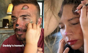 Quyền lực như vợ chồng Beckham cũng phải 'chịu trận' làm mẫu cho Harper vẽ đầy lên mặt