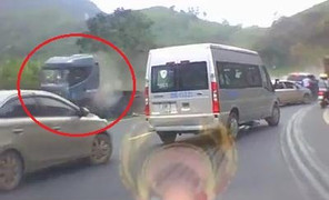Clip: Container chở đá lao như tên lửa, lật thảm khốc ở dốc Cun, Hòa Bình