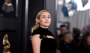 Miley Cyrus tuyên bố không xấu hổ vì scandal ảnh nóng năm 15 tuổi