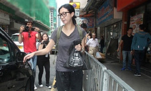 Hoa hậu Châu Á tiều tuỵ vì con gái bỏ nhà theo người yêu đồng tính, đòi đi tìm bố Thành Long