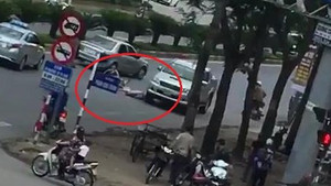 Clip: Ô tô bán tải lùi ngược chiều đâm gục người đi xe đạp ở Nghệ An