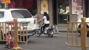 Chồng tự ý cắt dải phân cách giữa đường để vợ... tiện đi làm