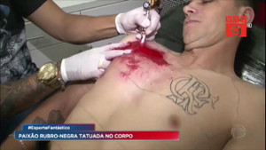 Video cận cảnh fan cuồng xăm hẳn hình áo đấu câu lạc bộ lên cơ thể