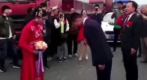 Sợ lỡ giờ hoàng đạo, cô dâu, chú rể 'bái đường thành thân' giữa cao tốc