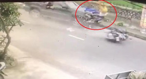 Clip: Xe máy chở 3 sang đường không quan sát, bị ô tô tông thảm khốc ở Nam Định