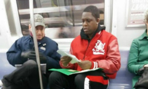 Giúp người lạ làm toán trên tàu điện ngầm, thầy giáo Mỹ được ca ngợi