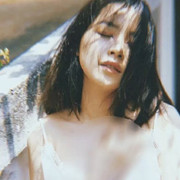 Chi Pu gây tranh cãi với hình ảnh cho tay vào áo đầy phản cảm