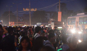 Video: Biển người đổ về Thủ đô lúc tờ mờ sáng sau kỳ nghỉ lễ