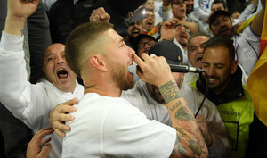 Video: Ramos giành micro cùng CĐV hát mừng Real vào chung kết Cúp C1