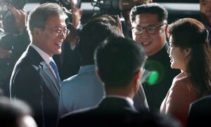 Video: Cử chỉ ‘ga lăng’ của ông Kim Jong-un với vợ trước ống kính