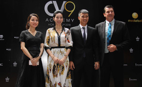 Vợ chồng Công Vinh ra mắt học viện bóng đá CV9
