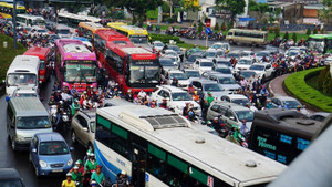 Sau nghỉ lễ, kẹt xe kinh hoàng nhiều khu vực tại TP.HCM