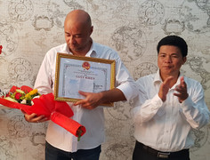 Khen thưởng du khách nước ngoài lao vào nhà nghỉ đang cháy cứu 2 em nhỏ