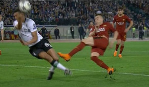 Roma bị từ chối hai quả phạt đền trước Liverpool