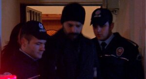 Cô dâu bé bỏng tập 46, 47: Chưa kịp trả thù, Azad bị bắt vì tội buôn ma túy