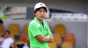 HLV Miura thất thần trên sân tập sau tin Công Vinh bỏ đội
