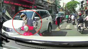 Clip: Nữ 'ninja' sang đường như đi trong sân nhà, va vào ô tô ngã dúi dụi