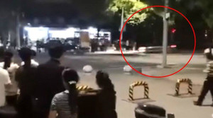 Video: Cảnh sát giao thông dũng cảm lấy thân mình chặn xe điên