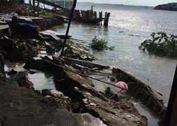 Sạt lở bờ sông Cái Côn ở Hậu Giang, nhiều hộ dân phải di dời