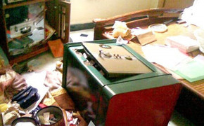 Bốn tên trộm phá cửa, khiêng két sắt đi đục phá 'cuỗm' 37 cây vàng