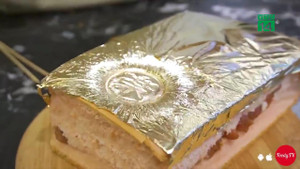 Bánh bông lan 8 vị dát vàng đang gây sốt có gì đặc biệt?