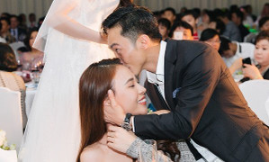 Cường Đô la tình tứ hôn Đàm Thu Trang giữa tiệc đông người