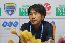 CLB TP.HCM khủng hoảng nhân sự, HLV Miura sẵn sàng xỏ giày thi đấu