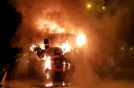 Xe tải bốc cháy ngùn ngụt lúc rạng sáng, tài xế nhảy khỏi xe thoát thân