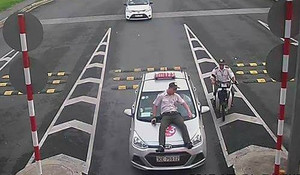 Lái taxi tông thẳng nhân viên an ninh sân bay Nội Bài rồi bỏ chạy