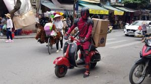 Vui mắt với hình ảnh Deadpool chạy Vespa cổ trên đường phố Hà Nội