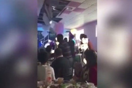 Video: Cô dâu tung hoa cưới làm trần nhà đổ sập