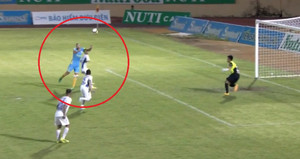 Video: Trọng tài thổi phạt đền khó hiểu, 'cướp' chiến thắng của HAGL