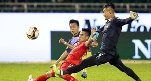 Video: Học trò HLV Miura sai lầm ngớ ngẩn, biếu không bàn thắng cho CLB Hà Nội