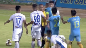 Trọng tài 'tưởng tượng' phạt đền, cổ động viên HAGL phẫn uất