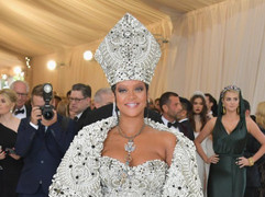Met Gala 2018: Rihanna mặc như Giáo hoàng khiến dân tình phục sát đất
